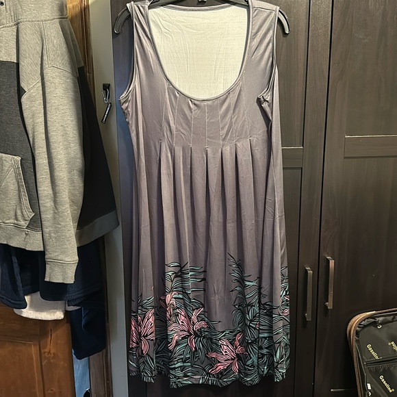 Size XL, brand unknown, silky stretchy material. - Picture 1 of 3